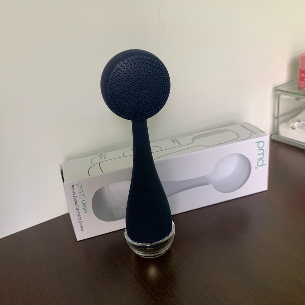 Smart facial cleansing device